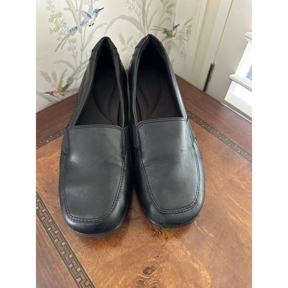 PFR Women's CLARKS Sz 8 Black leather Classic Square toe Low Wedge Loafers Shoe - Picture 2 of 7